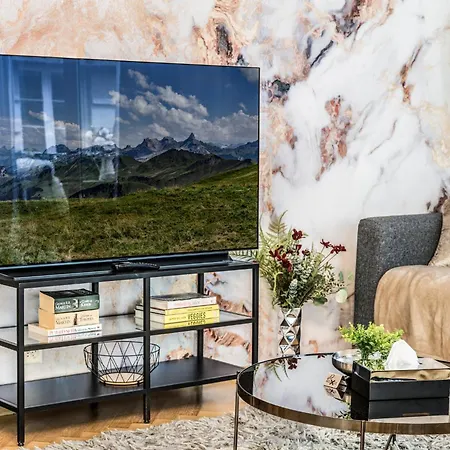 Апартаменты Boutiqueluxury Balcony Ac Downtown